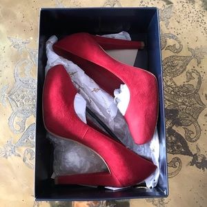 💄 Pour La Victoire Red Heels. Original box included. 💋